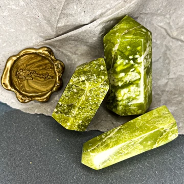 SZERPENTIN (SÁRGA) OBELISZK